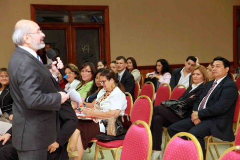 El doctor Carlos Ortiz Barrios expuso sobre la teoría general de la prueba.